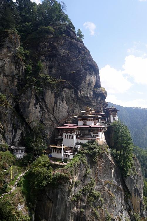 Bhoutan - Paro > Le nid du tigre / Taktsang » width= »350″ height= »524″></p>
<p>Le nid du Tigre est un monastère perché dans la montagne au dessus de Paro, une belle balade y mène.</p>
<h2>Thymphou la capitale</h2>
<p>La capitale du Bouthan, à 2000 m. d’altitude abrite 120 000 habitants et les institutions du pays.</p>
<p><img loading=